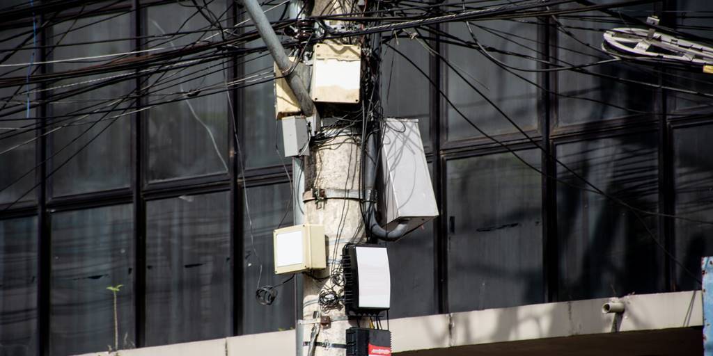 Quantidade de equipamentos instalados em alguns postes fere norma de segurança