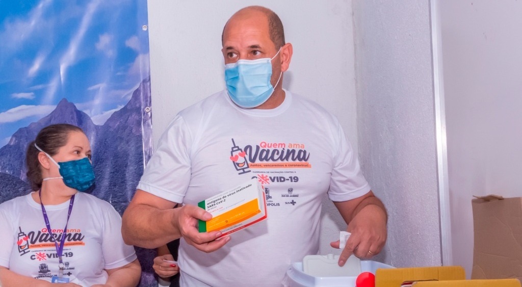 Secretário de Saúde de Teresópolis, Antônio Henrique Vasconcellos, durante ato de vacinação contra a Covid-19