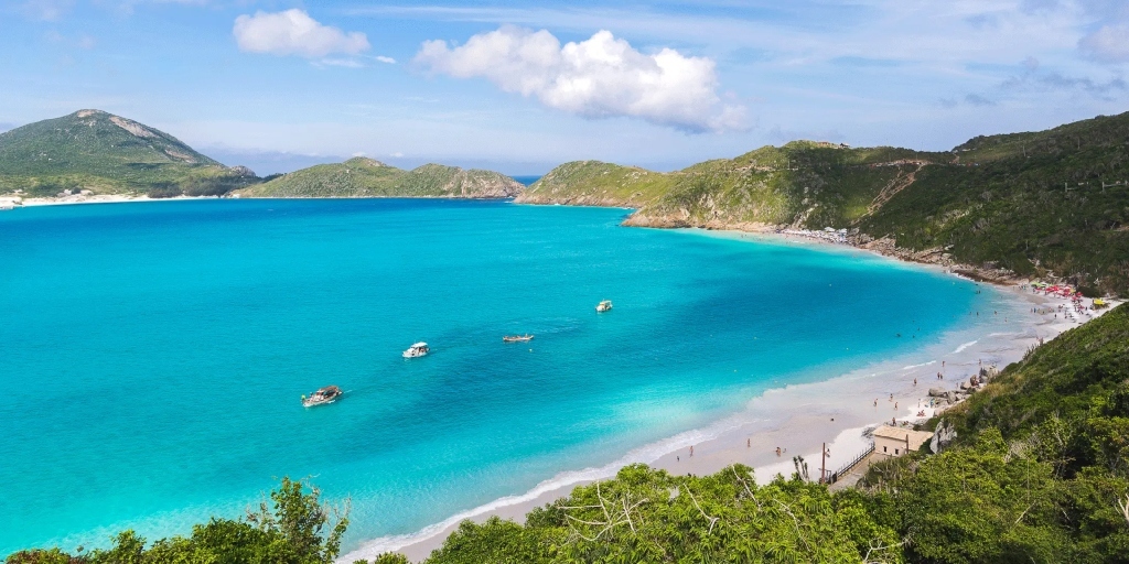 Pontal do Atalaia se destaca por oferecer areia branca e fina, além de águas claras e calmas 