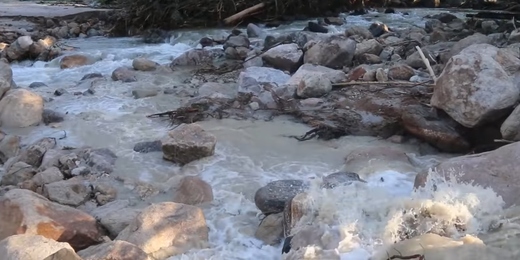 Mulher arrastada por uma tromba d'água, no domingo, em Cachoeiras de Macacu, salva marido antes de morrer