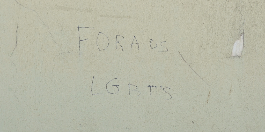Frases com teor homofóbico foram escritas em diversos prédios da região central