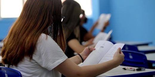 Governo libera recurso e alunas das escolas estaduais ganharão absorventes gratuitamente