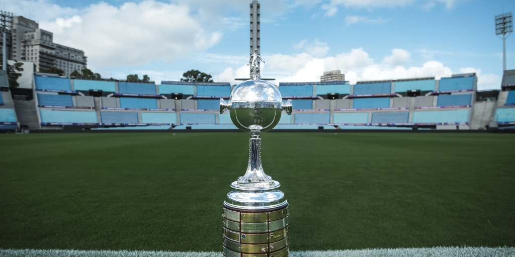 Flamengo e Palmeiras buscam o tricampeonato da Libertadores neste sábado no estádio Centenário 