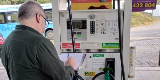 Procon de Friburgo fiscaliza cumprimento de redução de preços em postos de combustíveis