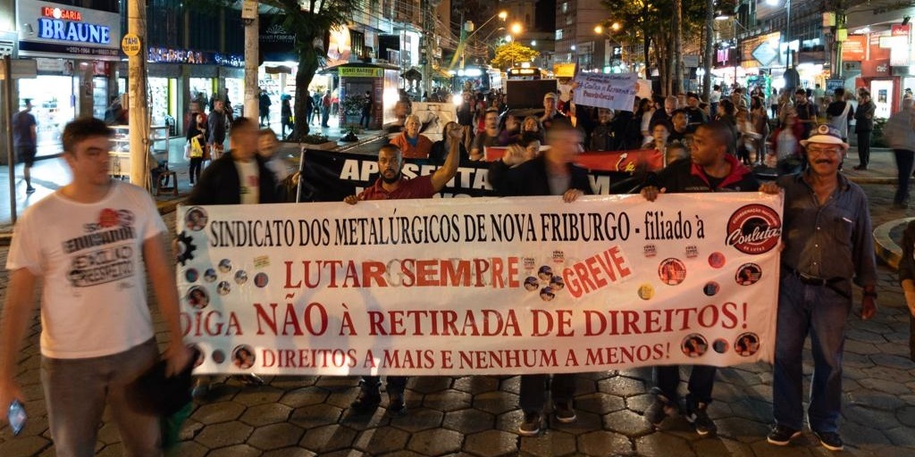 Manifestantes durante passeata na Avenida Alberto Braune, no Centro de Friburgo