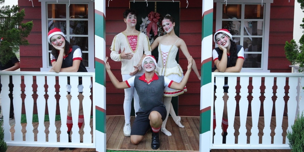 Elenco do espetáculo musical 'A Fábrica de Brinquedos do Papai Noel'