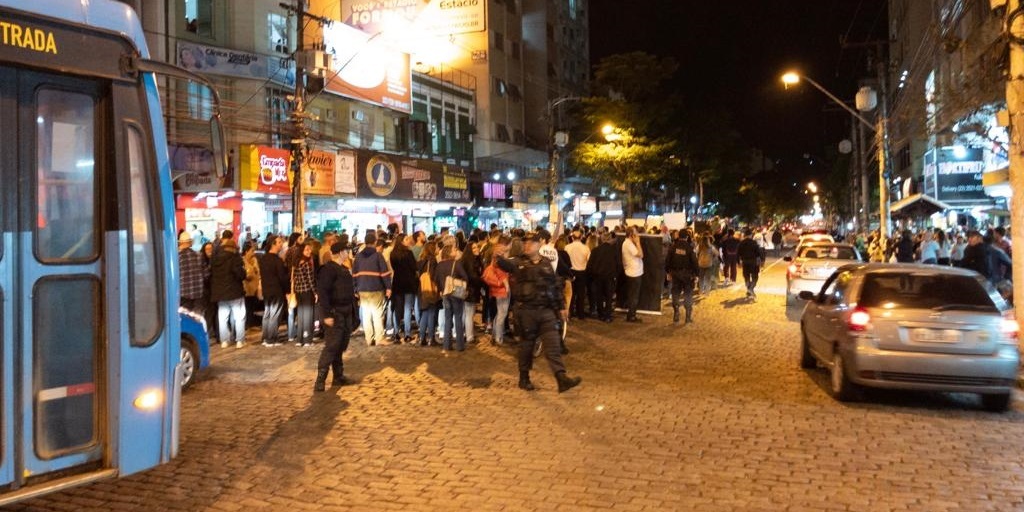 Manifestantes ocuparam uma das pistas da Avenida Alberto Braune, em Friburgo