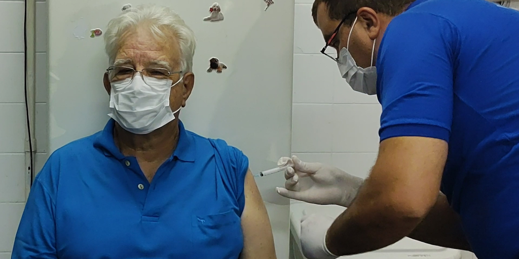 Fiscal sanitário é o primeiro friburguense vacinado contra a Covid-19; veja vídeo