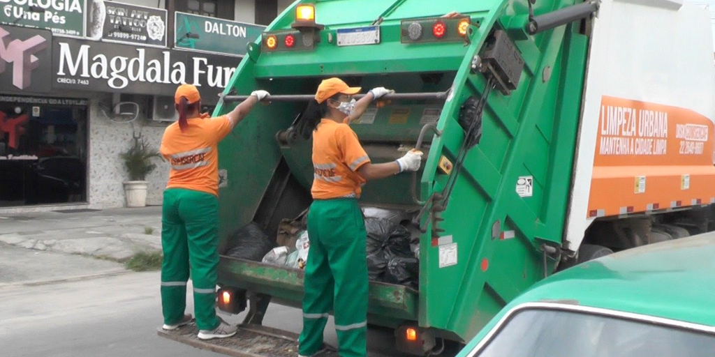 Equipe é formada por três servidoras, sendo duas coletoras e a motorista