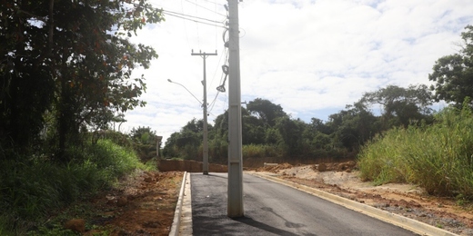 Após determinação da Justiça, companhia de energia diz que vai retirar postes do meio de ruas em Búzios