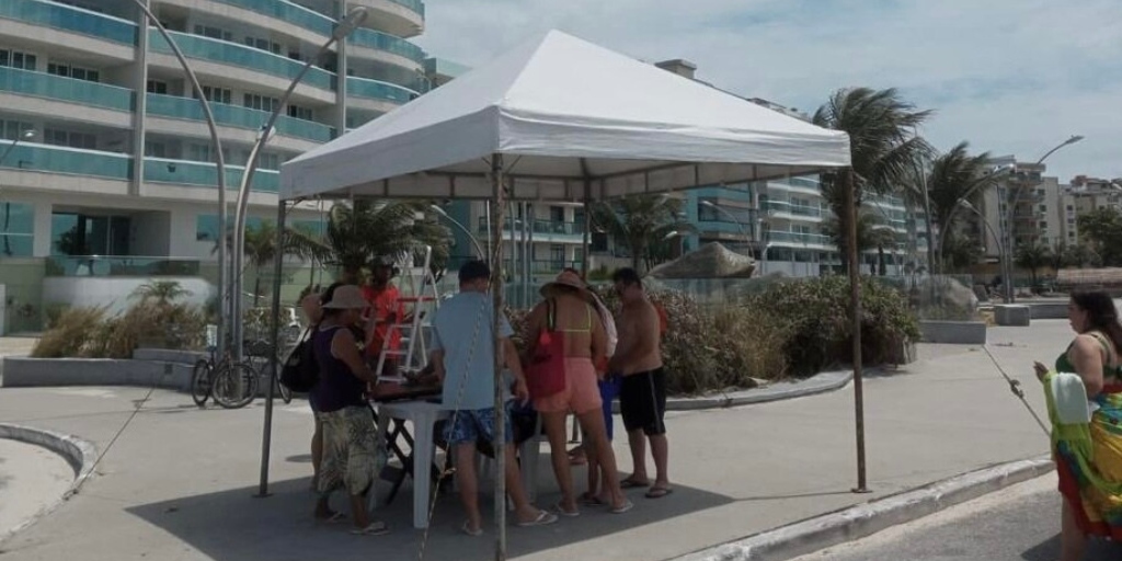 Pulseiras de identificação para crianças são distribuídas na Praia do Forte, em Cabo Frio