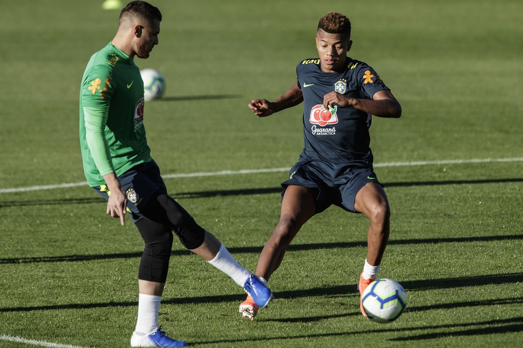 David Neres durante treino da seleção