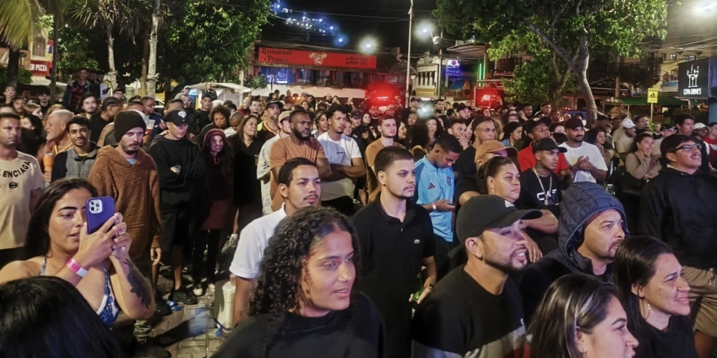 Centenas de pessoas acompanharam, em Arraial, mais uma vitória do cabista no UFC