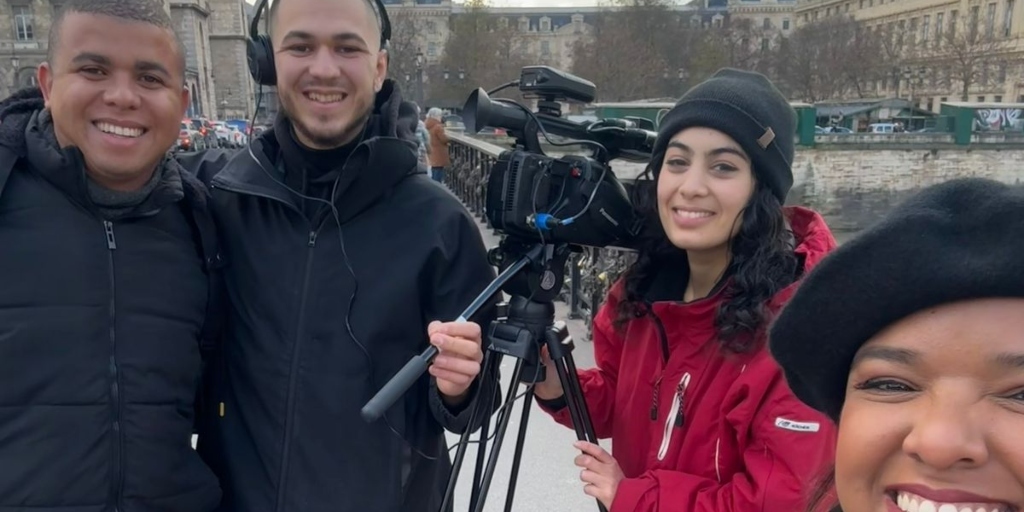 Diretor Calos Henrique (esquerda) com a equipe de produção durante gravação na Europa