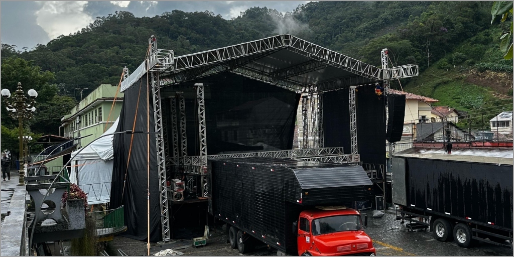 Montagem do palco foi realizada nessa quarta, 28