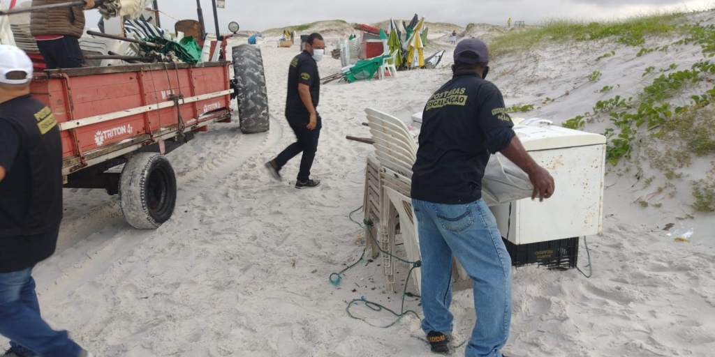 Operação em Cabo Frio retira grande quantidade de materiais deixados na Praia do Forte