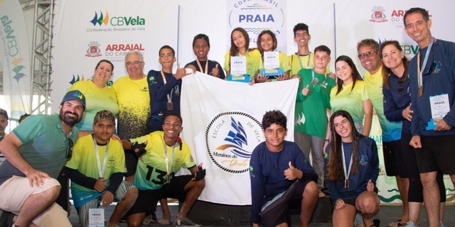 Jóvenes atletas de Arraial do Cabo suben al podio de la Copa Brasil de Vela de Playa
