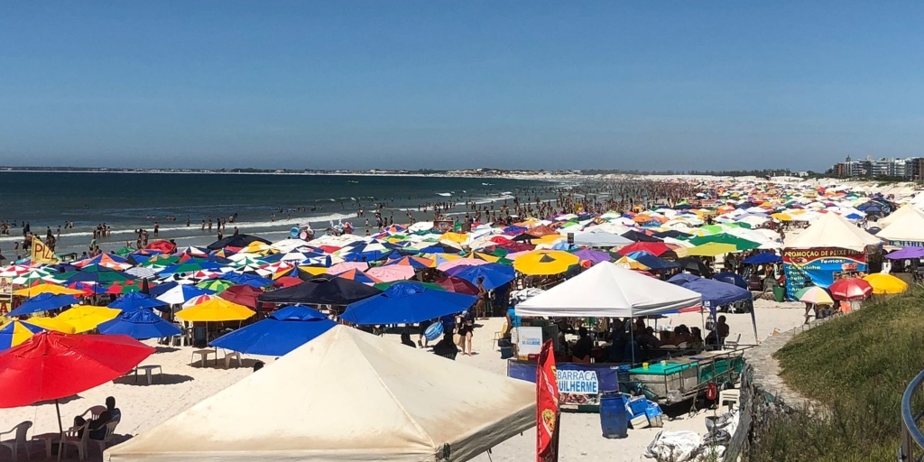 No último dia de feriadão de Carnaval praias ficam lotadas na Região dos Lagos