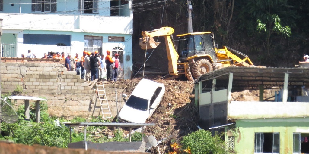 Forte chuva causa deslizamentos e alaga ruas em Cachoeiras de Macacu