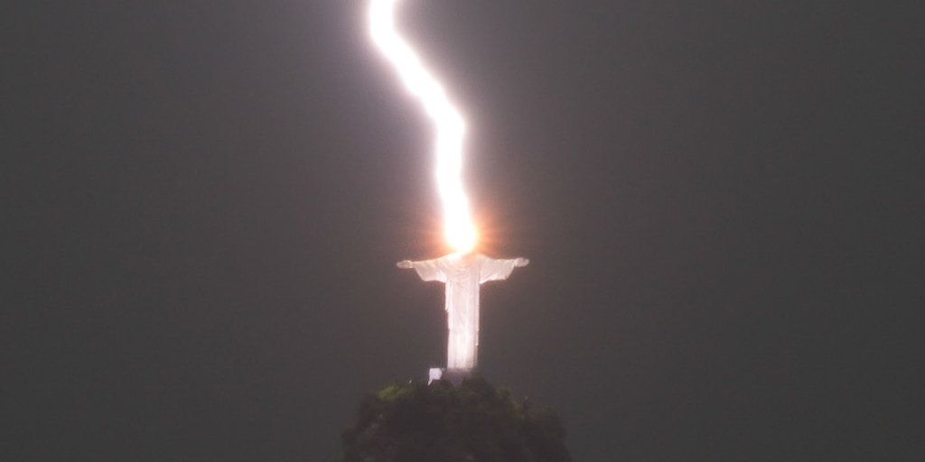 Imagem do raio no Cristo Redentor viralizou