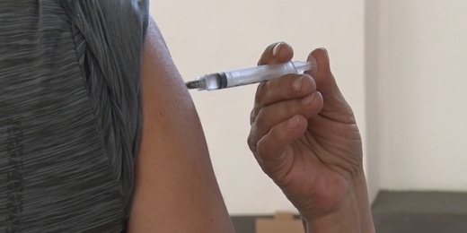 Veja como está a vacinação contra Covid nas principais cidades das regiões Serrana e dos Lagos