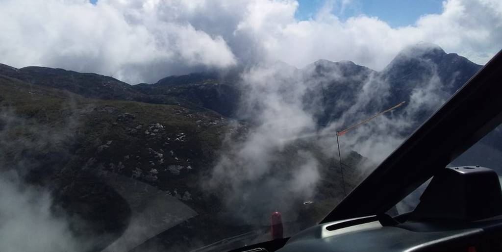 Jovens sofrem acidente em trilha e são resgatados de helicóptero na Serra dos Órgãos