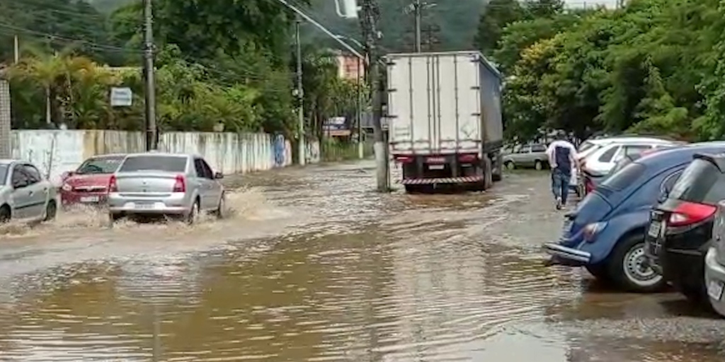 Chuva deixa famílias desalojadas e desabrigadas em Teresópolis