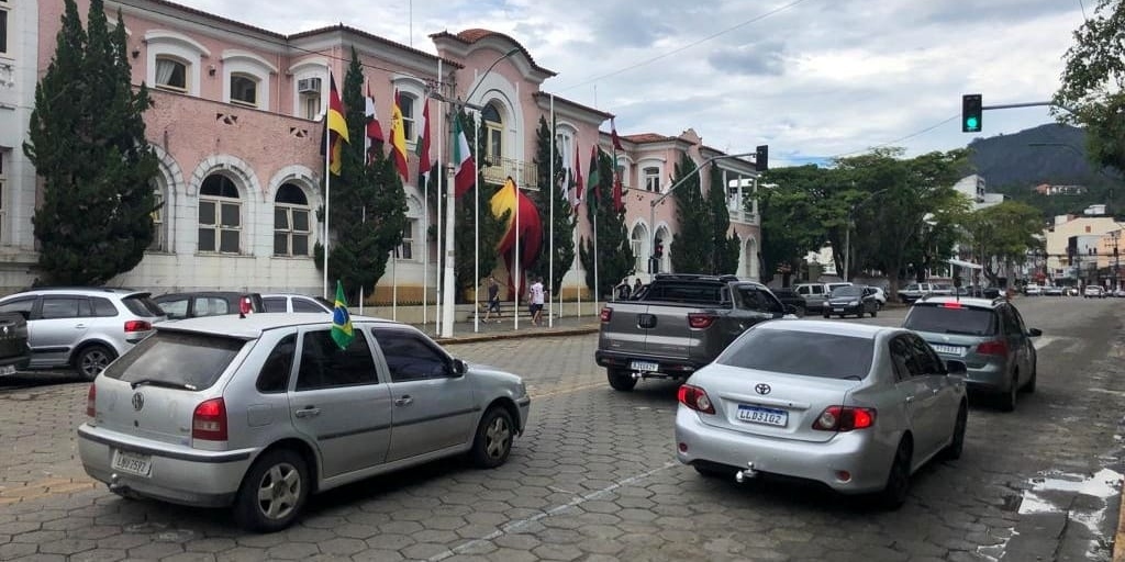 O trânsito na avenida Alberto Braune foi liberado após recomendação do MPE e da 26 ª Promotoria Eleitoral e estava tranquilo neste domingo, 30