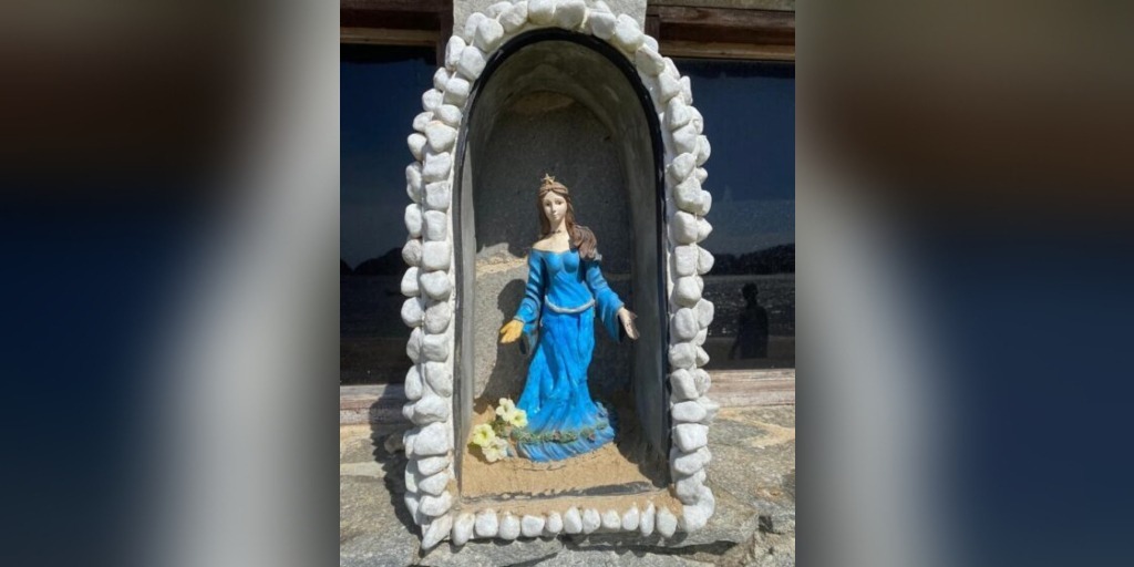 Estátua foi recolocada no altar no dia 17 de março