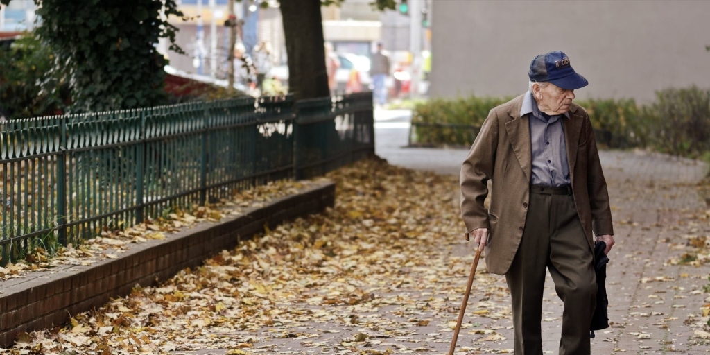 Por que é mais difícil para os idosos permanecerem em isolamento domiciliar?