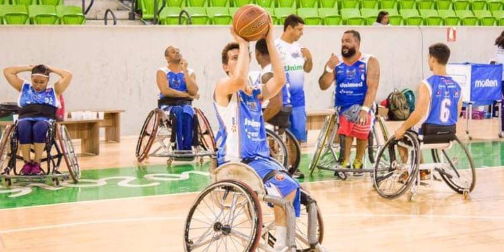 Marcus no time de basquete do Macaé 