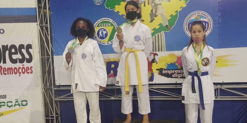 Pérola Carolina (que está sem faixa) ficou em primeiro lugar na modalidade Kata e em segundo lugar na modalidade Kumite