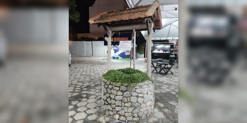 Placa instalada em fonte decorativa na área da praça do Suspiro
