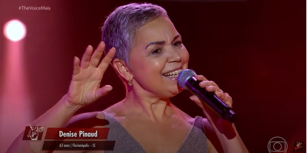 Denise Pinaud durante apresentação no The Voice + 