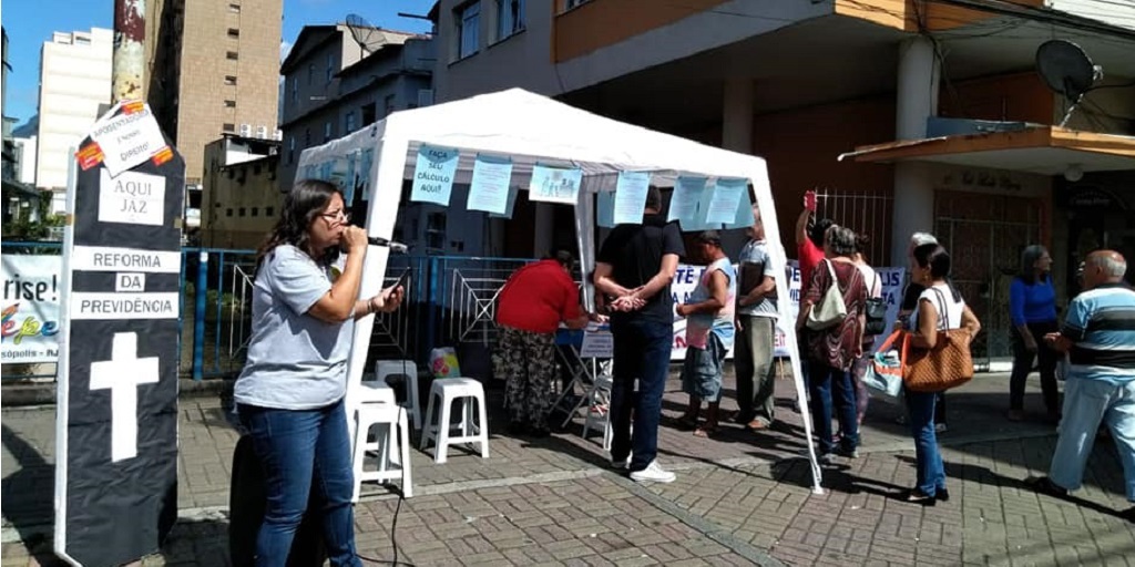 Representante do Sepe de Teresópolis discursa durante ato na manhã desta quarta-feira, 24