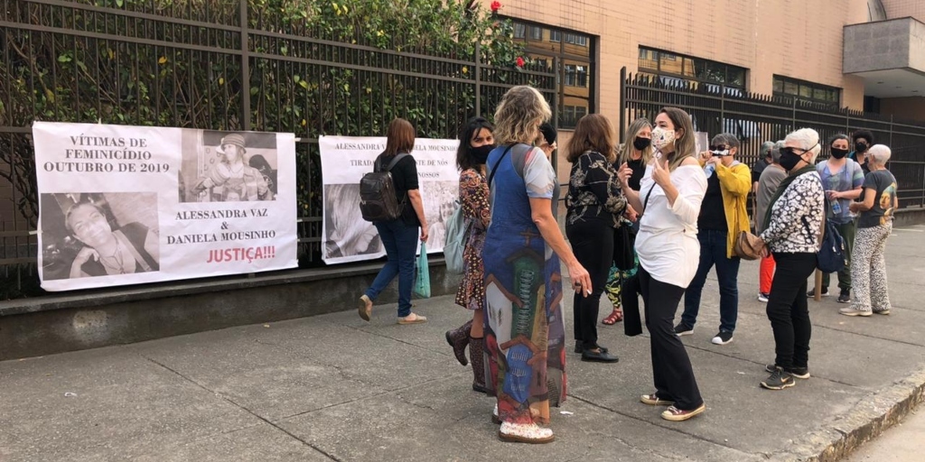 Familiares e amigos das vítimas se reúnem em frente ao Fórum de Nova Friburgo