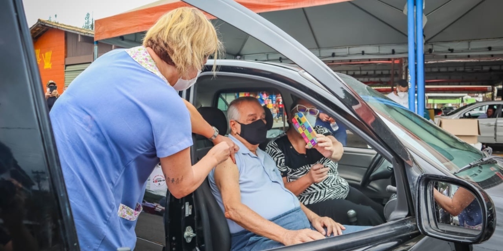 Vacinação em idosos pelo sistema drive thru é retomada em Teresópolis