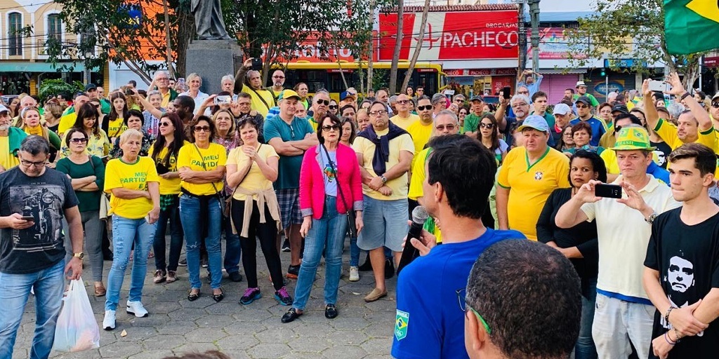 Protesto contou com a presença de manifestantes que apoiam o atual governo