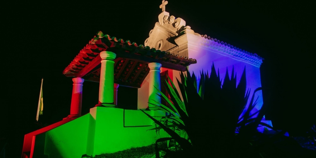 Capela do Morro da Guia iluminada no clima de Natal 