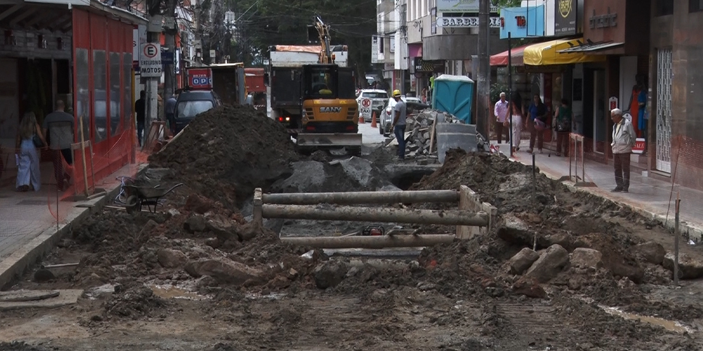 Parte da obra segue pela rua Augusto Cardoso, uma das transversais da avenida Alberto Braune