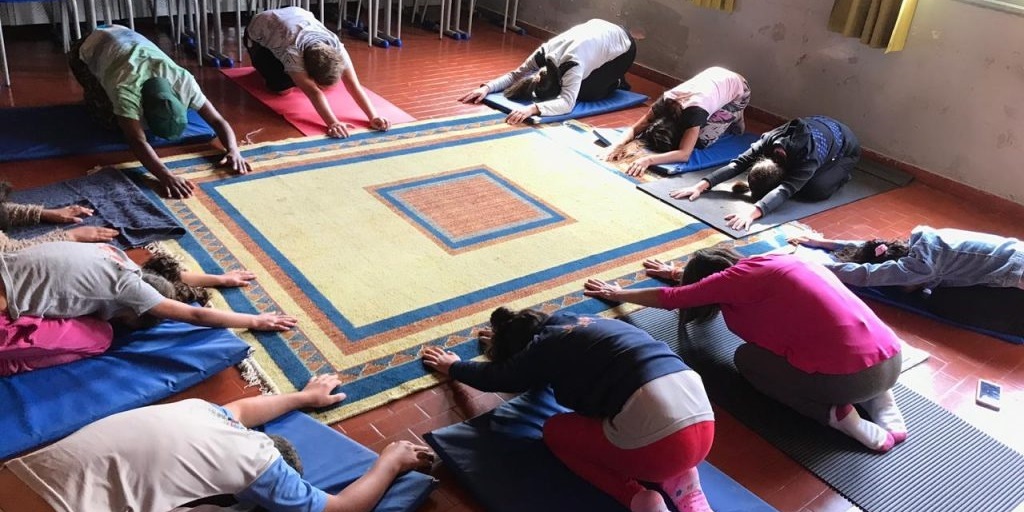 Alunos de escola municipal de Nova Friburgo praticam yoga