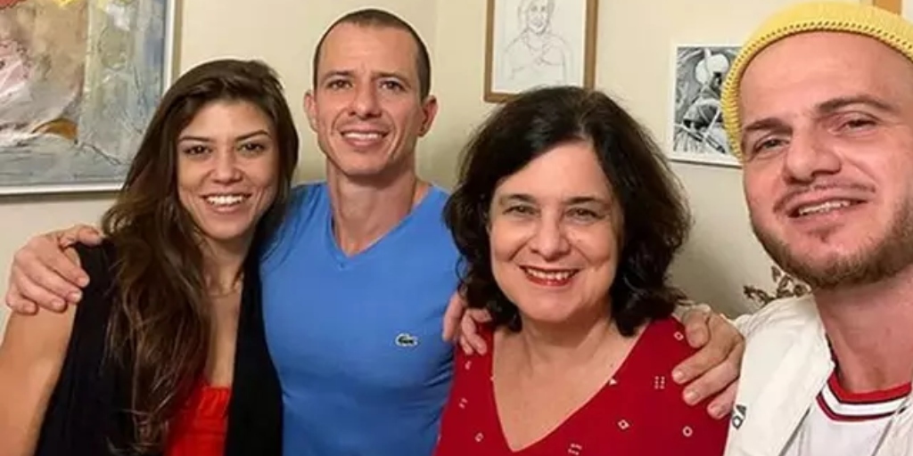 Novo secretário de Cultura, Márcio Sampaio (1º da esquerda para a direita), ao lado da mãe Nísia Trindade (no centro)