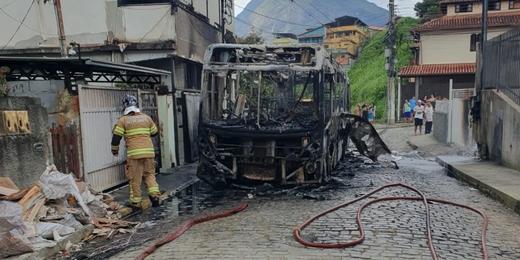 Prefeitura de Friburgo notifica Faol e polícia inicia investigação sobre incêndio em ônibus