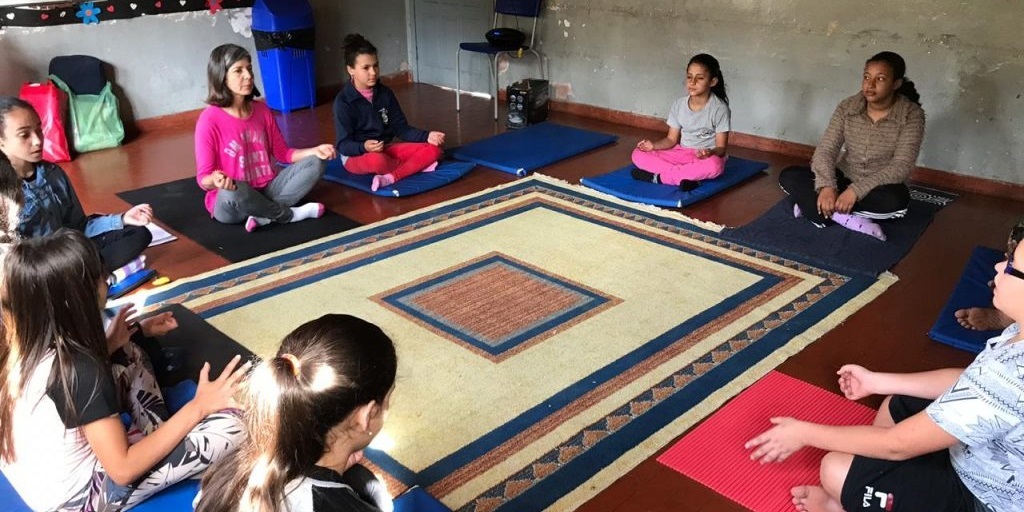 Prática de yoga melhora desempenho de alunos em escolas municipais de Friburgo