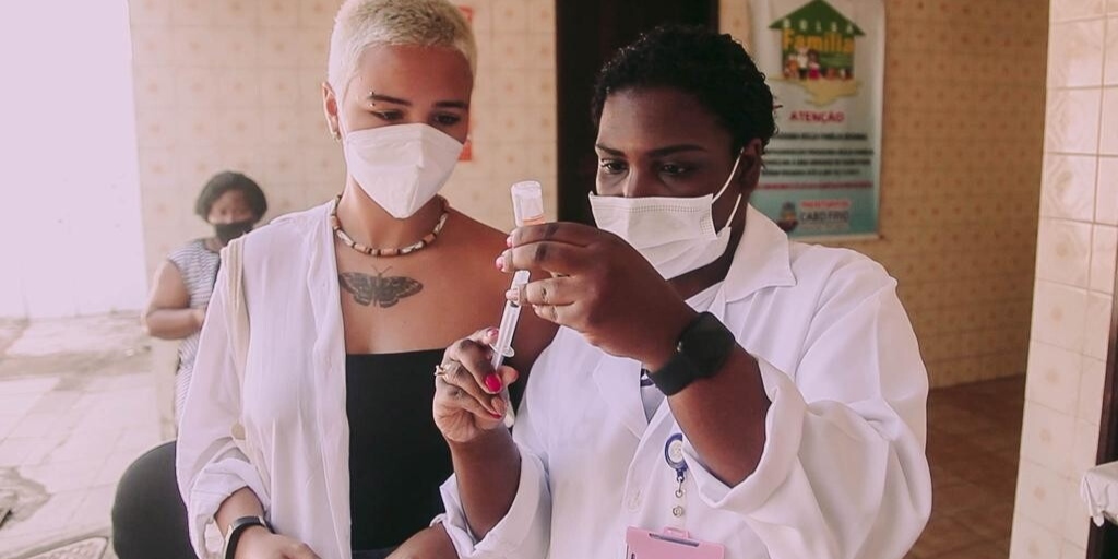 Cabo Frio, Búzios e Teresópolis iniciam aplicação da dose de reforço em adolescentes