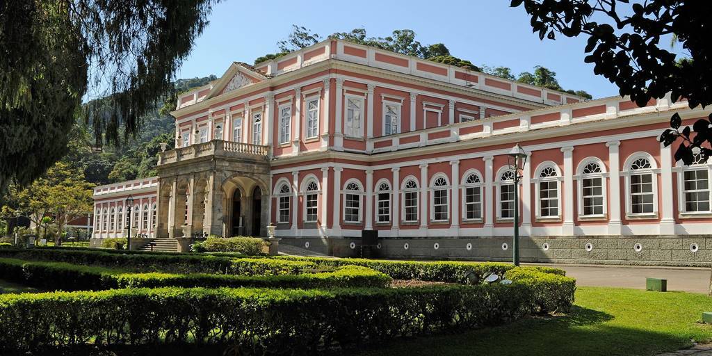 O Museu Imperial  apresenta rico acervo do país relativo ao império brasileiro, governado por D. Pedro II.
