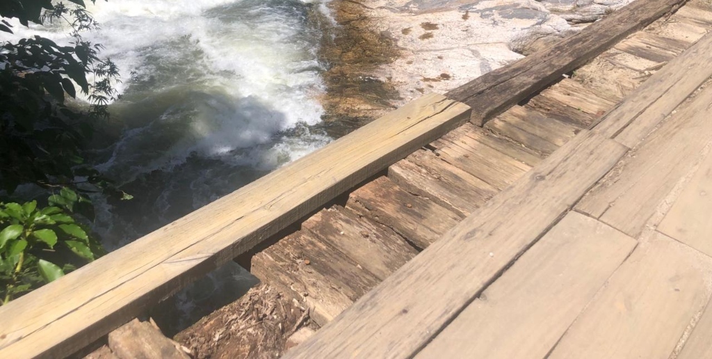 Ponte do Encontro dos Rios totalmente abandonada 