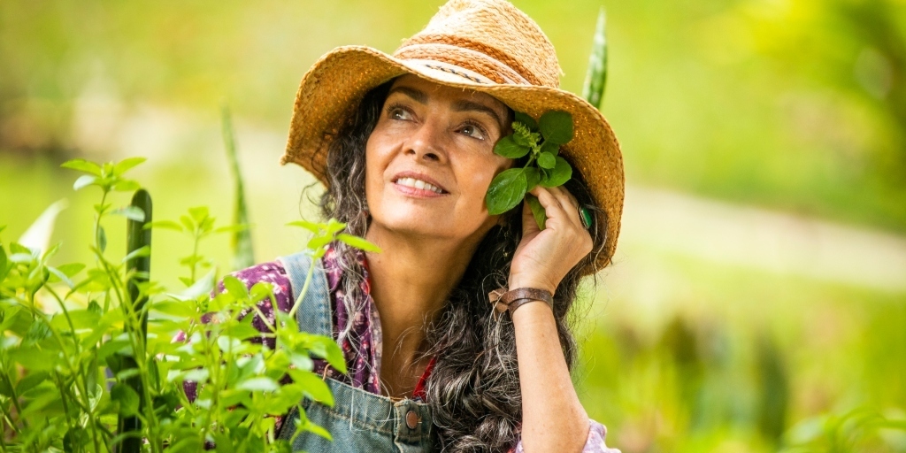 Claudia Ohana é Dora, dona do centro holístico Refúgio Paz de Lumiar 