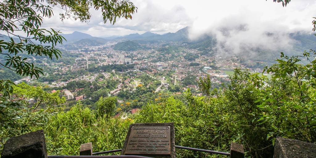 O mirante Borandá permite a contemplação de uma bela vista da Serra dos Órgãos e da cidade do Rio de Janeiro