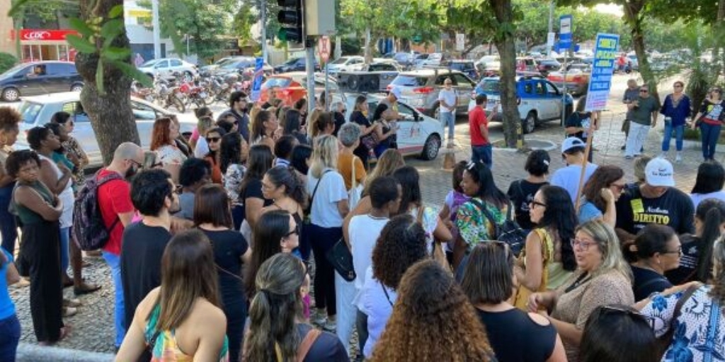 Professores fazem ato em frente à Prefeitura de Cabo Frio, mesmo após divulgação de reajuste salarial